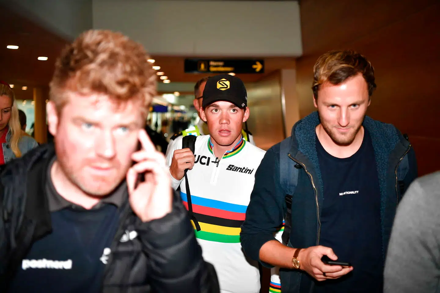 Verdensmester i linjeløb Mads Pedersen ankommer til Københavns Lufthavn mandag den 30. september 2019. Mads Pedersen vandt i går herrenes linjeløb ved VM i England. Det er første gang en dansker har vundet titlen.. (Foto: Anthon Unger/Ritzau Scanpix)