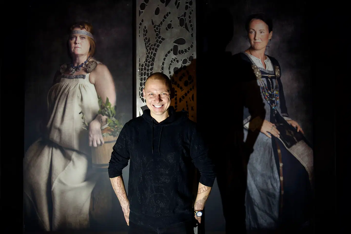 Jim Lyngvild fotograferet foran dele af sin vikingeudstilling på Nationalmuseet.