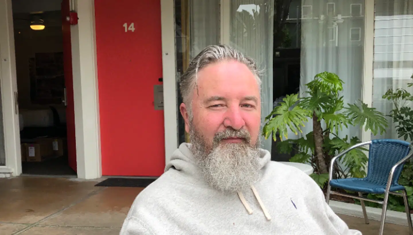 Johnny Jensen bor på Østerbro og har en lejlighed, som er beliggende over den nye metrobane.