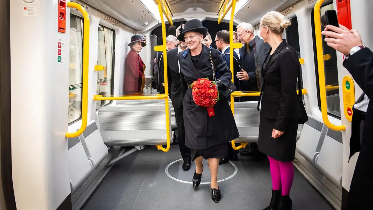 Dronning Margrethe tager en tur i den nye metrolinje Cityringen sammen med statsminister Mette Frederiksen, overborgmester Frank Jensen, Frederiksbergs borgmester Simon Aggesen, Jørgen Neergaard Larsen, bestyrelsesformand for Metroselskabet, og transportminister Benny Engelbrecht ved åbningen af den nye metro i København, søndag den 29. september 2019. (Foto: Ida Marie Odgaard/Ritzau Scanpix)