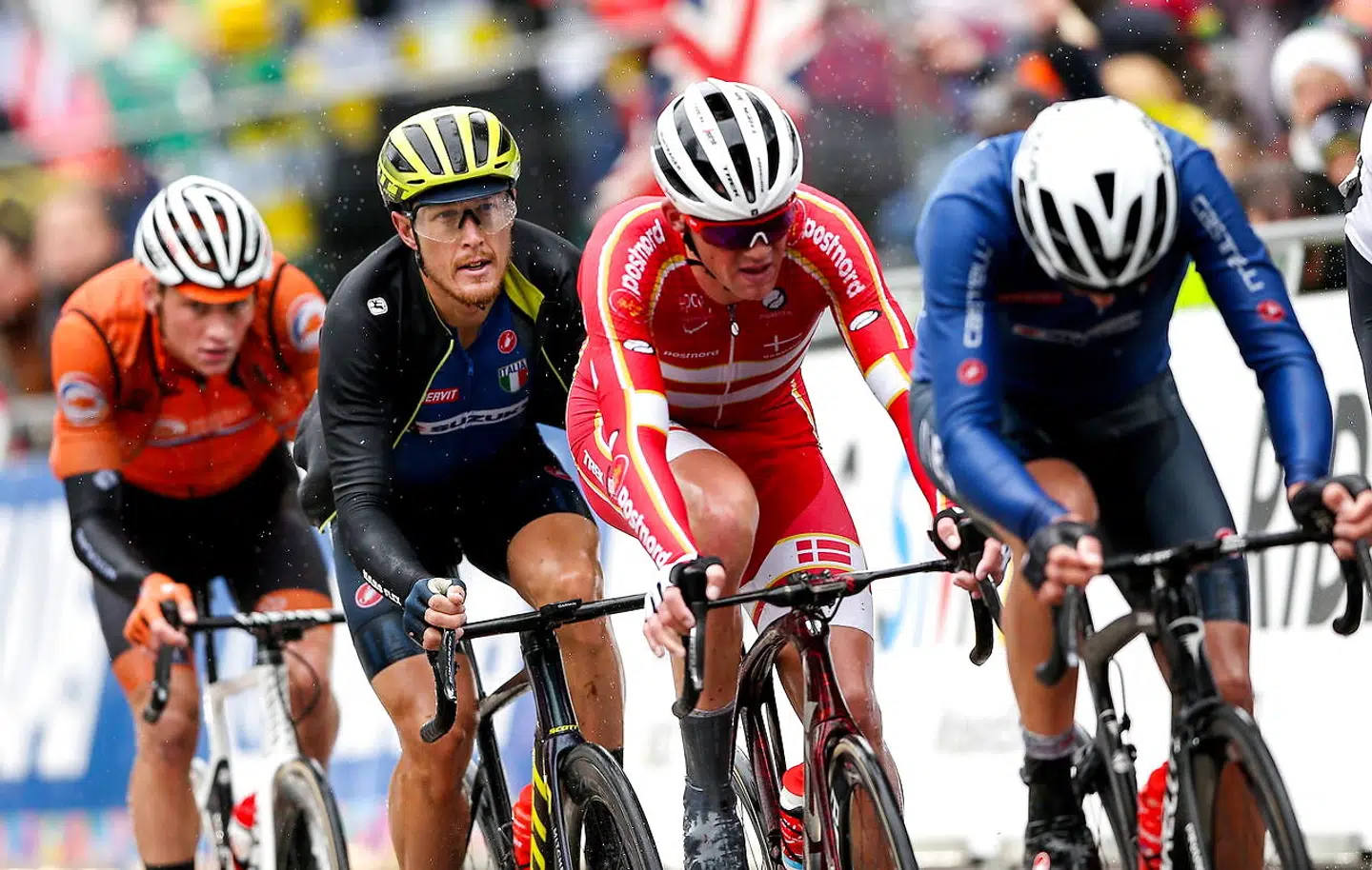 Mads Pedersen få minutter, inden han kan kalde sig verdensmester. Her med Gianno Moscon (yderst til højre), Matteo Trentin og Mathieu van der Poel.