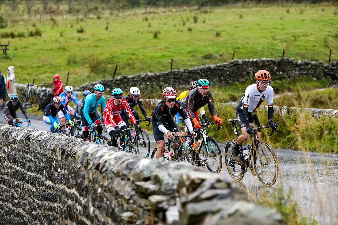 Det er ekstreme forhold, herrernes eliteløb ved VM i Yorkshire afvikles under.