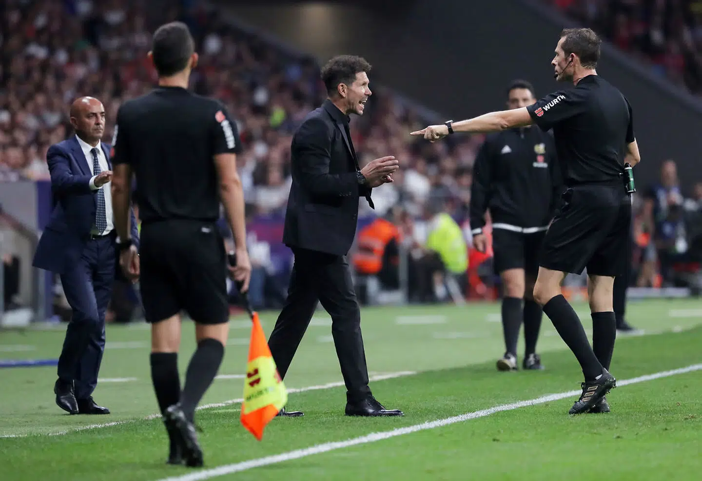 Diego Simeone protesterer over for dommer Jose Luis Gonzalez.