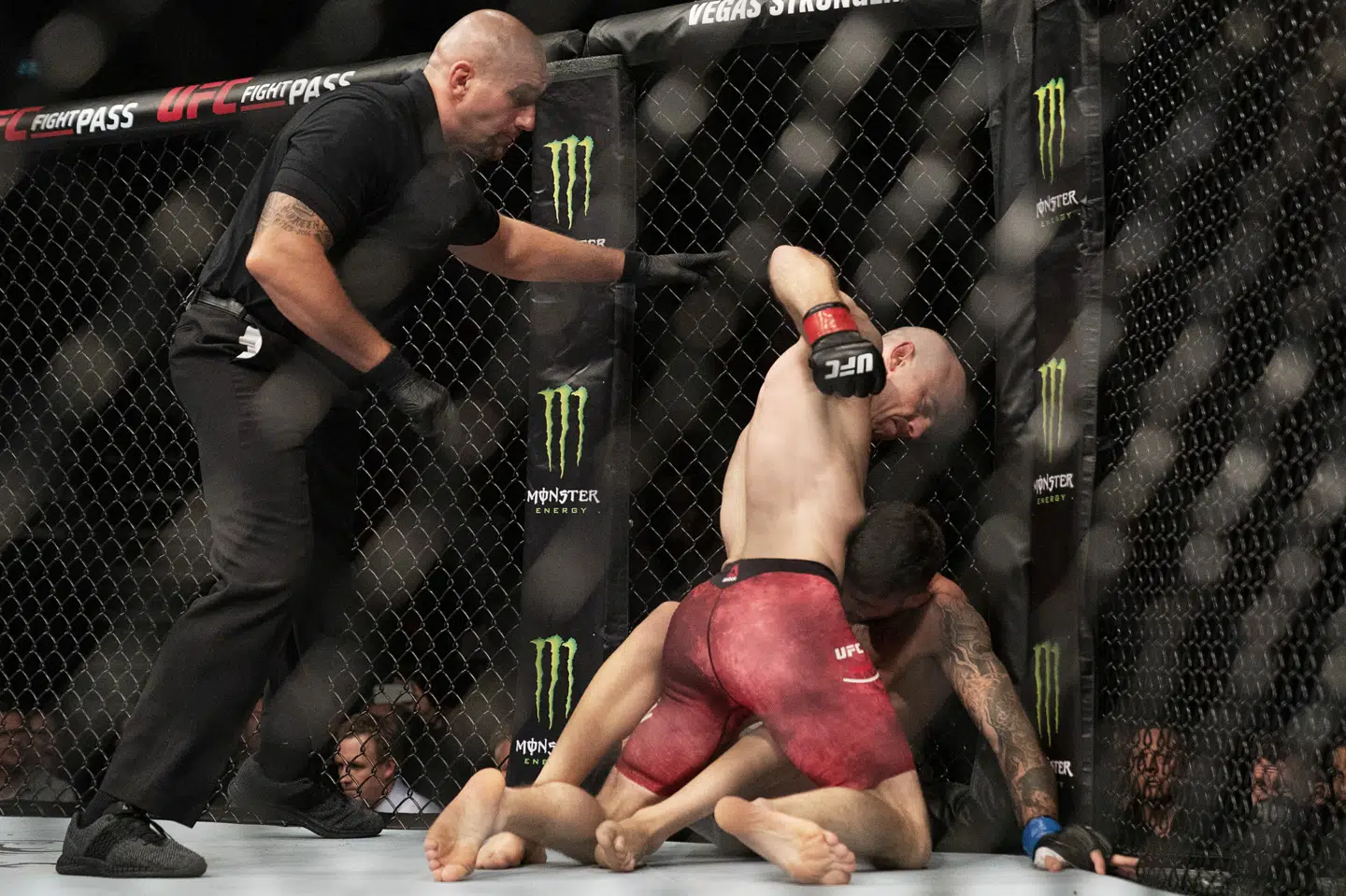 Italienske Danilo Belluardo kunne ikke klemme sig ud af Mark O. Madsens jerngreb i Royal Arena i København. Claus Bech/Ritzau Scanpix