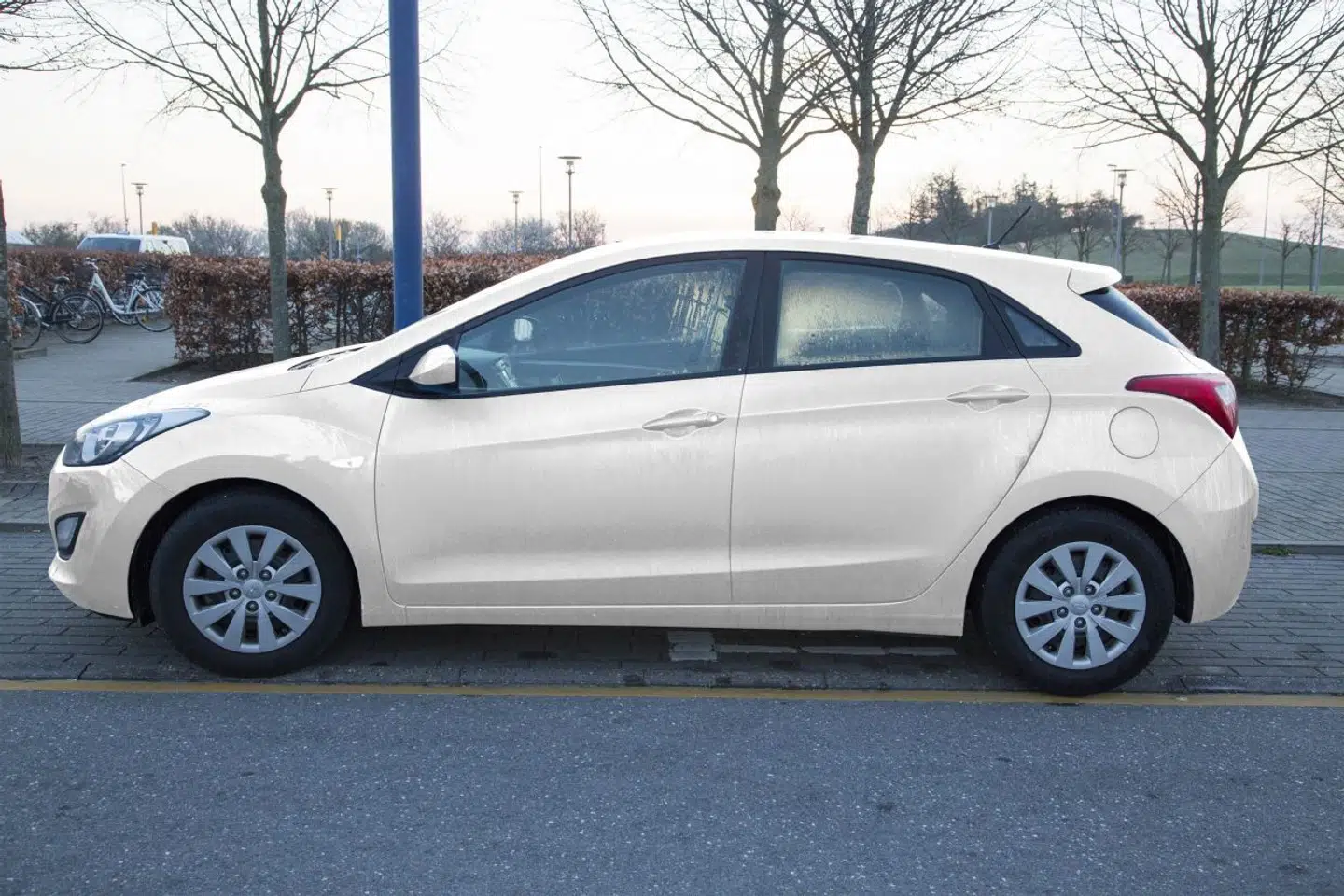 En hvid Hyundai i30 som den politiet mener at kunne se på en overvågningsvideo fra Korsør Station.