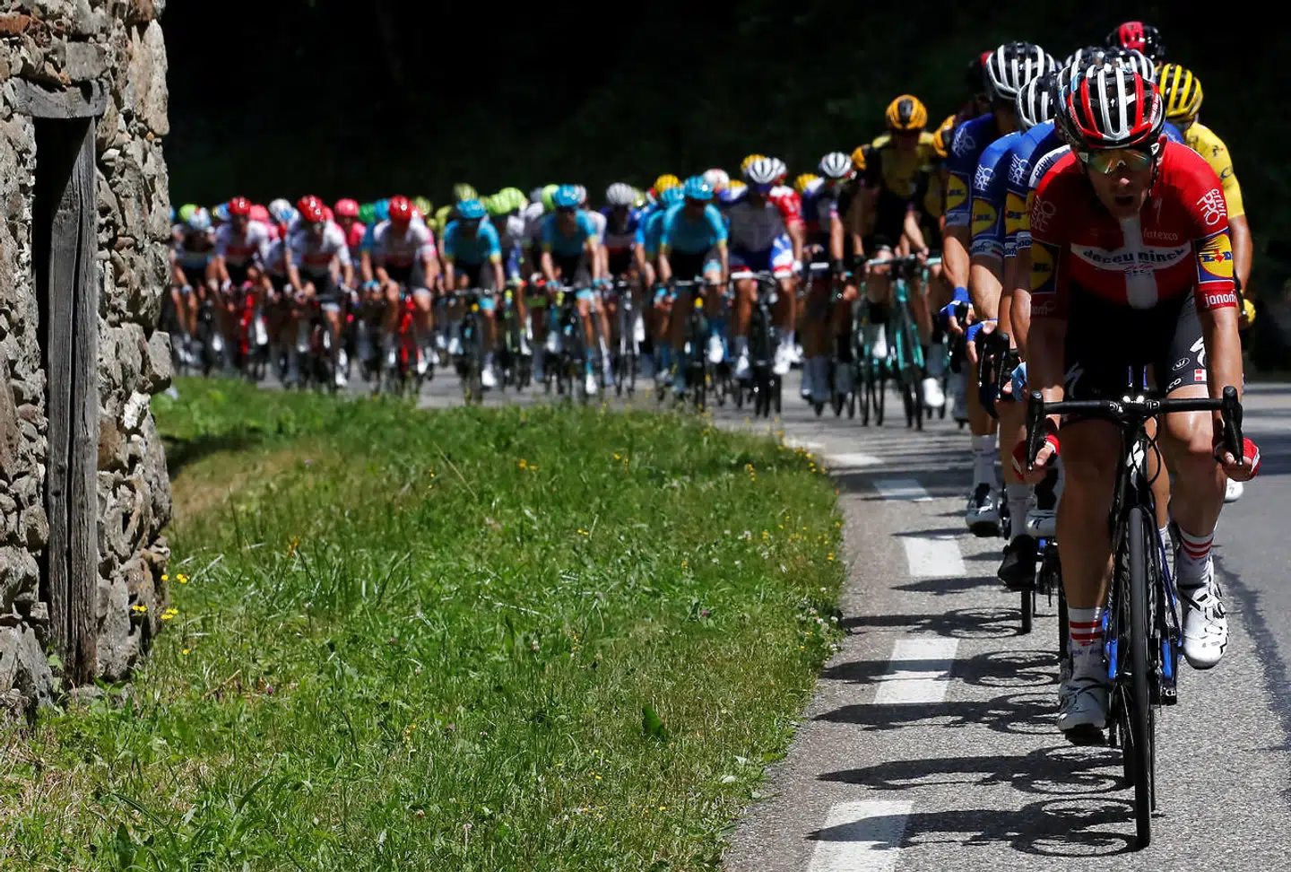 Michael Mørkøv trækker feltet under årets Tour de France.