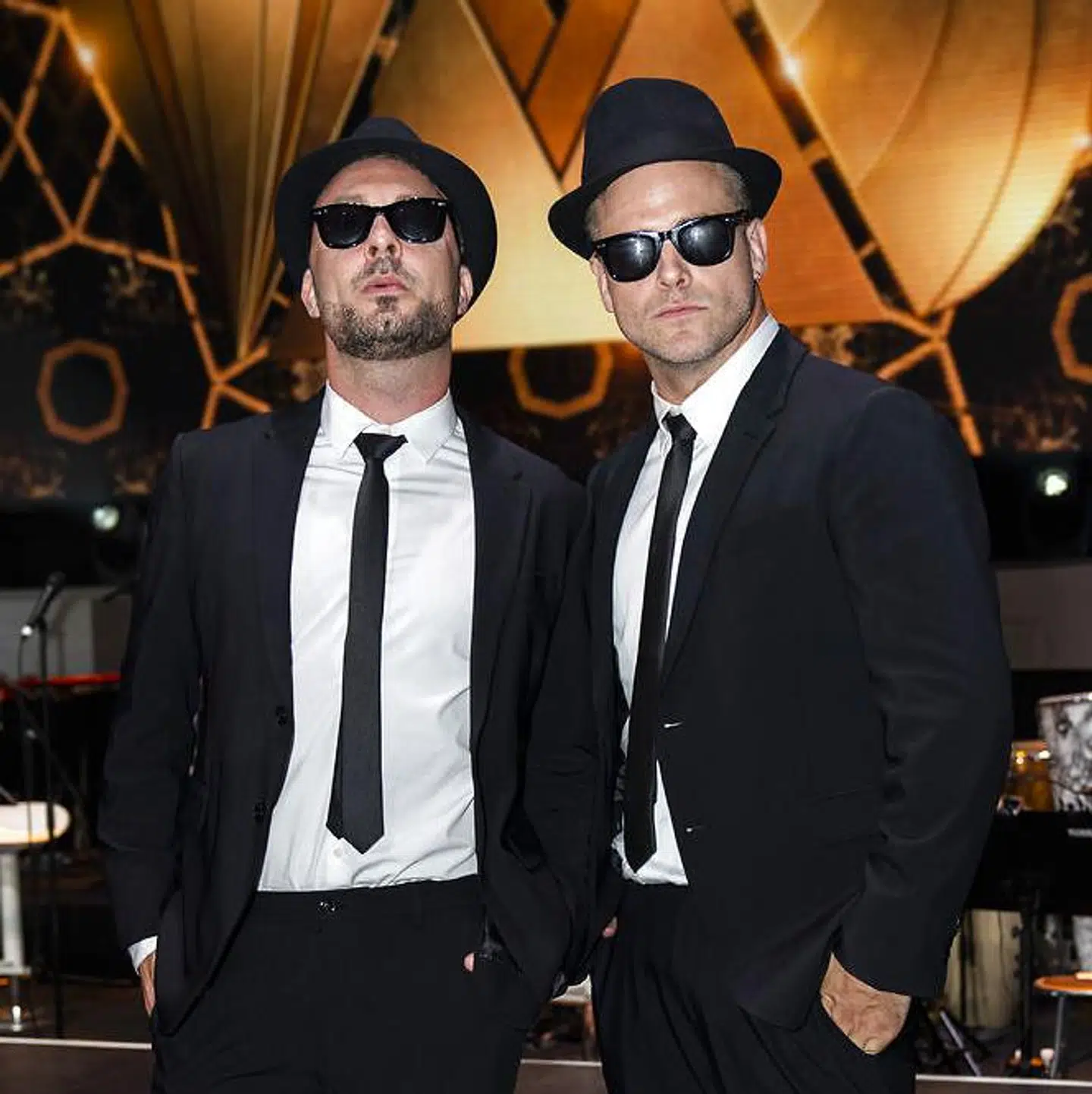 Skuespiller og instruktør Jakob Fauerby og Silas Holst som to 'Blues brothers.'