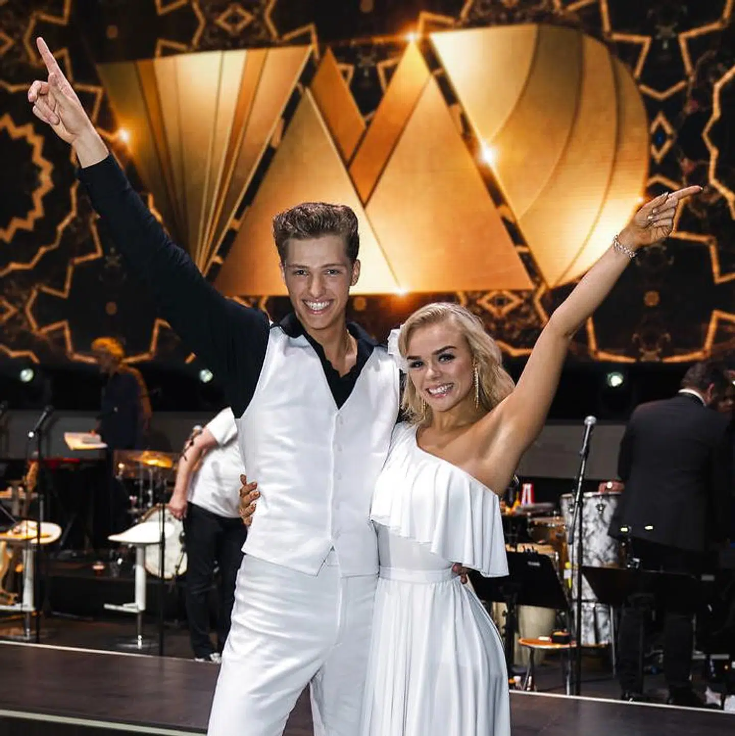 Model Oscar Bjerrehuus og Asta Björk dansede til 'Stayin' Alive' denne fredag.