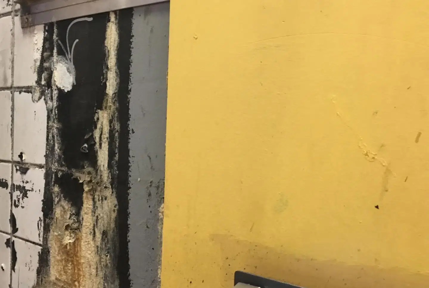 Sådan ser et område i væggen ud i tunnelen under Glostrup Station.