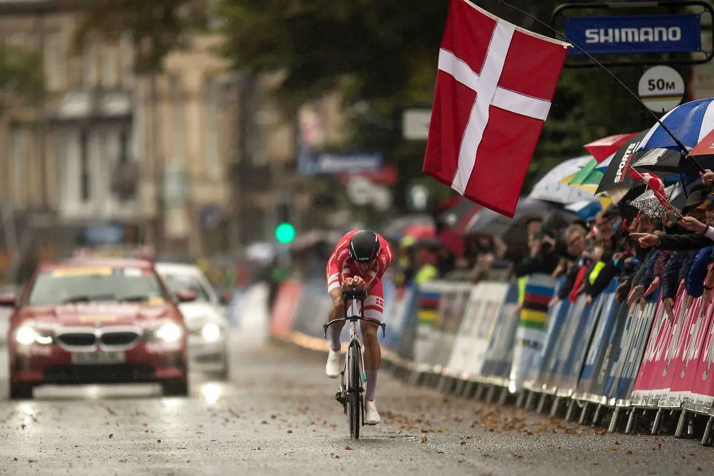 Mikkel Bjerg kører i mål i Harrogate som U23-verdensmester i enkeltstart for tredje gang.