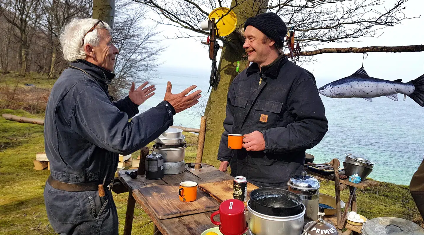 Jørgen Skouboe (tv.) og Nikolaj Kirk (th.) skulle fange en laks på Møn i det kritiserede afsnit.