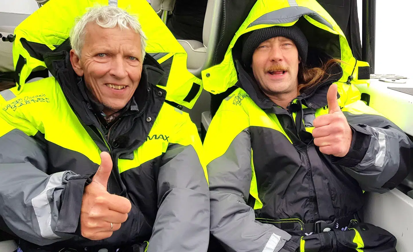 Jørgen Skouboe (tv.) og Nikolaj Kirk (th.) på jagt efter en laks.