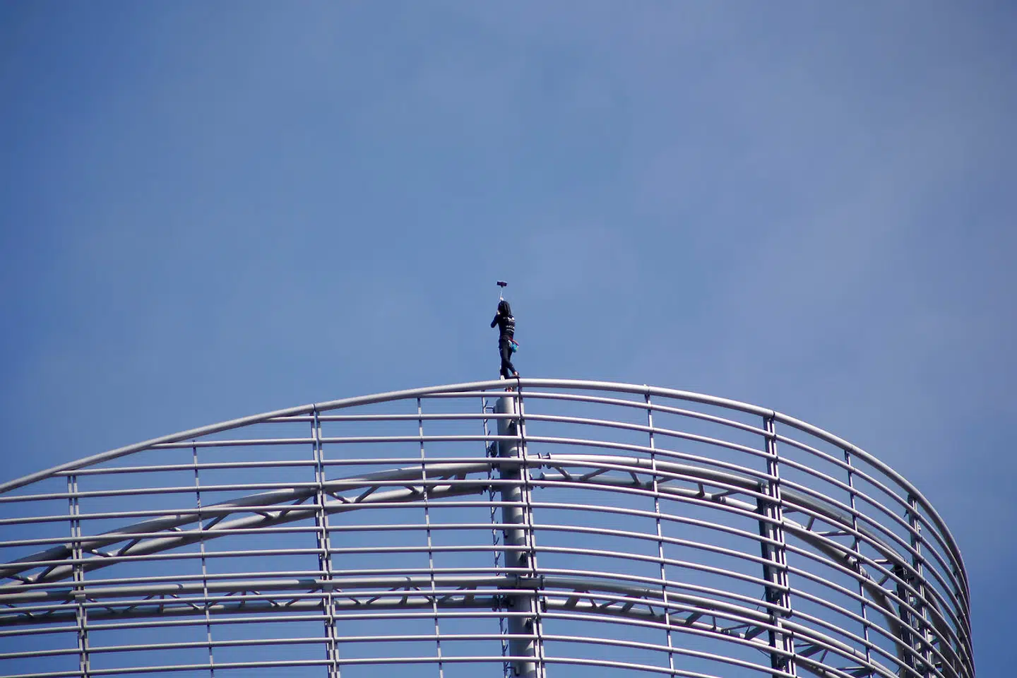 Alain Robert, den franske udgave af Spiderman, snupper en selfie, mens han står på toppen af La Defense-forretningsområdet i udkanten af Paris.