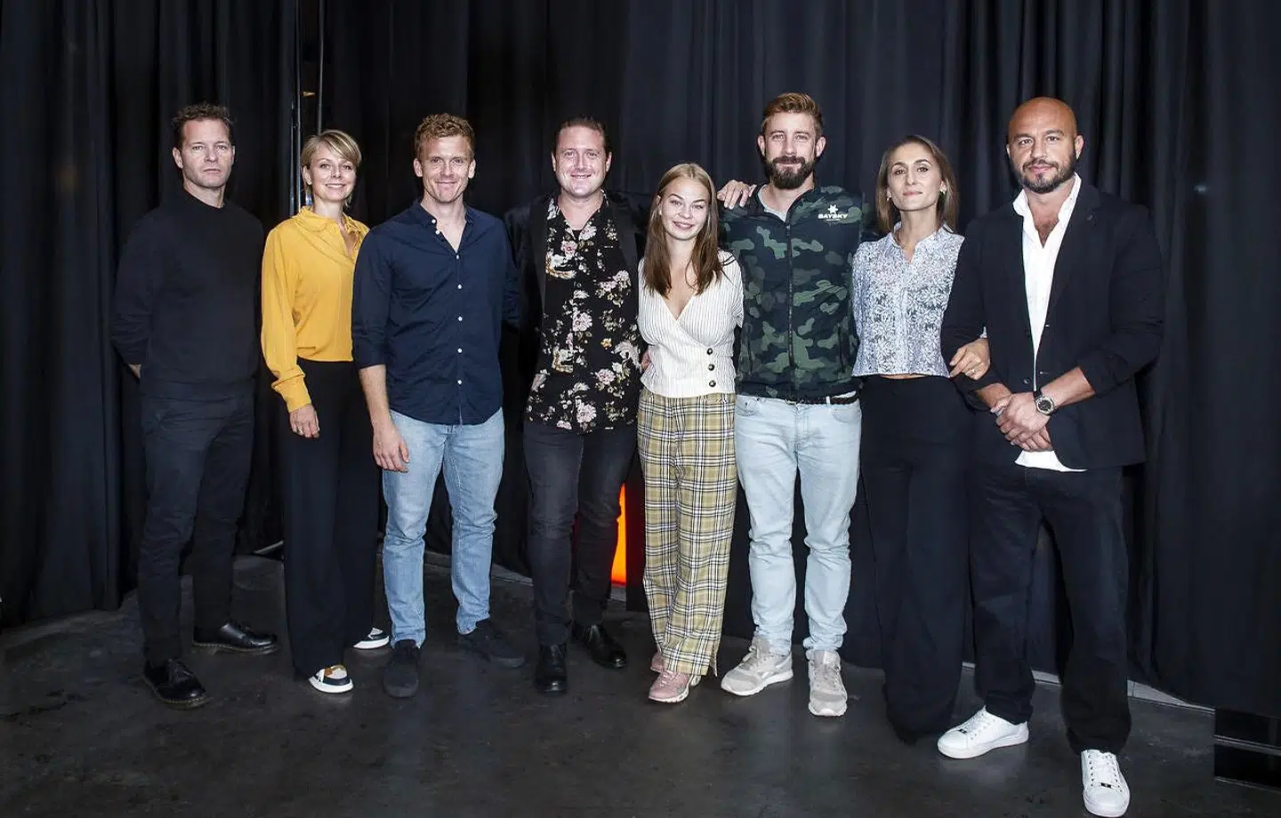 Fra venstre: Claus Riis Østergaard, Lene Maria Christensen, Morten Hee Andersen, Jesper Riefenstahl, Frieda Krøgholt Anders Juul, Marijana Jankovic og Dar Salim ved pressemødet på serien 'Fred til lands'.