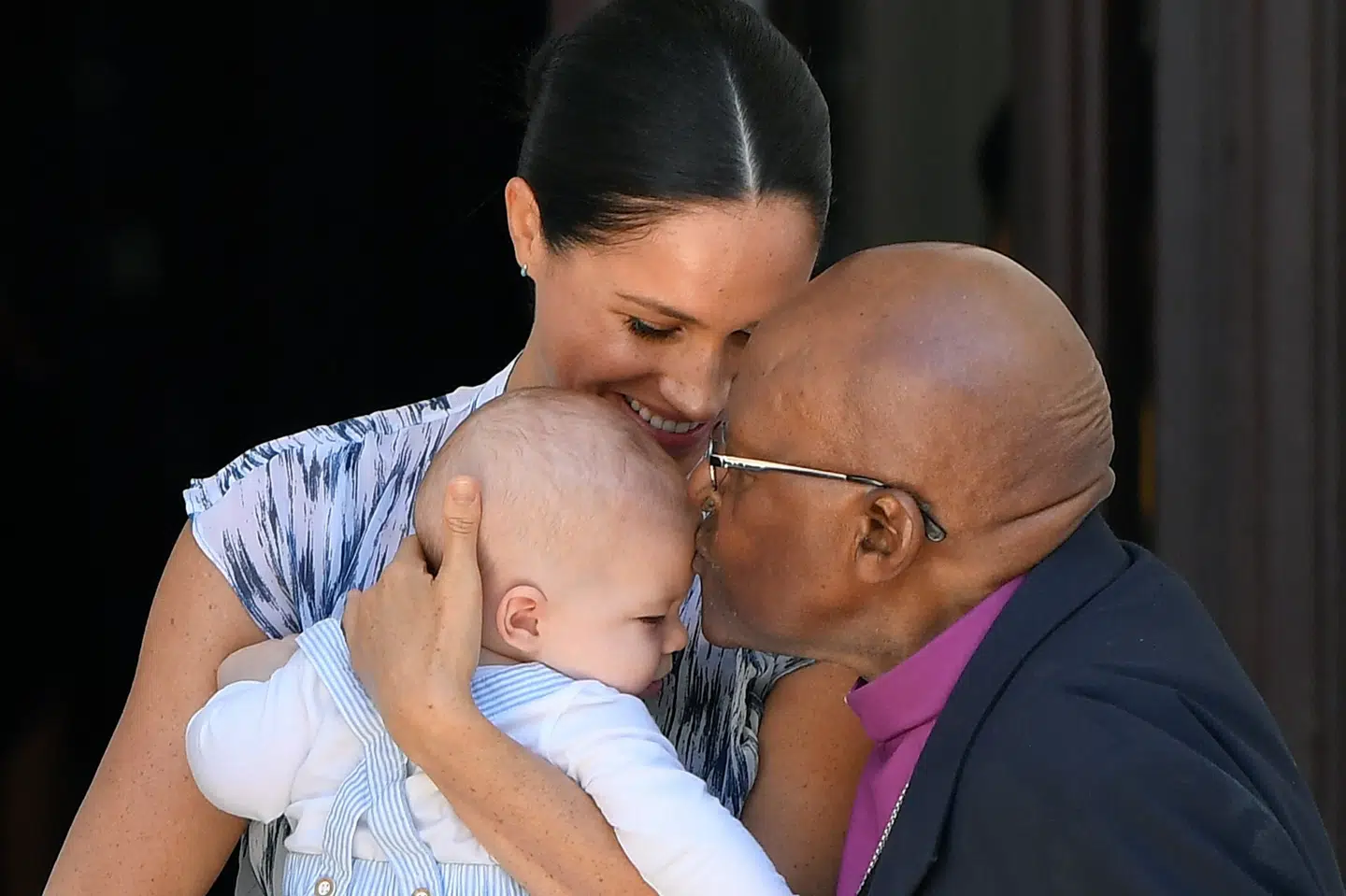 Under et besøg med Desmond Tutu fik lille Archie et kys, mens han sad i armene på sin mor, hertuginde Meghan Markle. Toby Melville/Reuters
