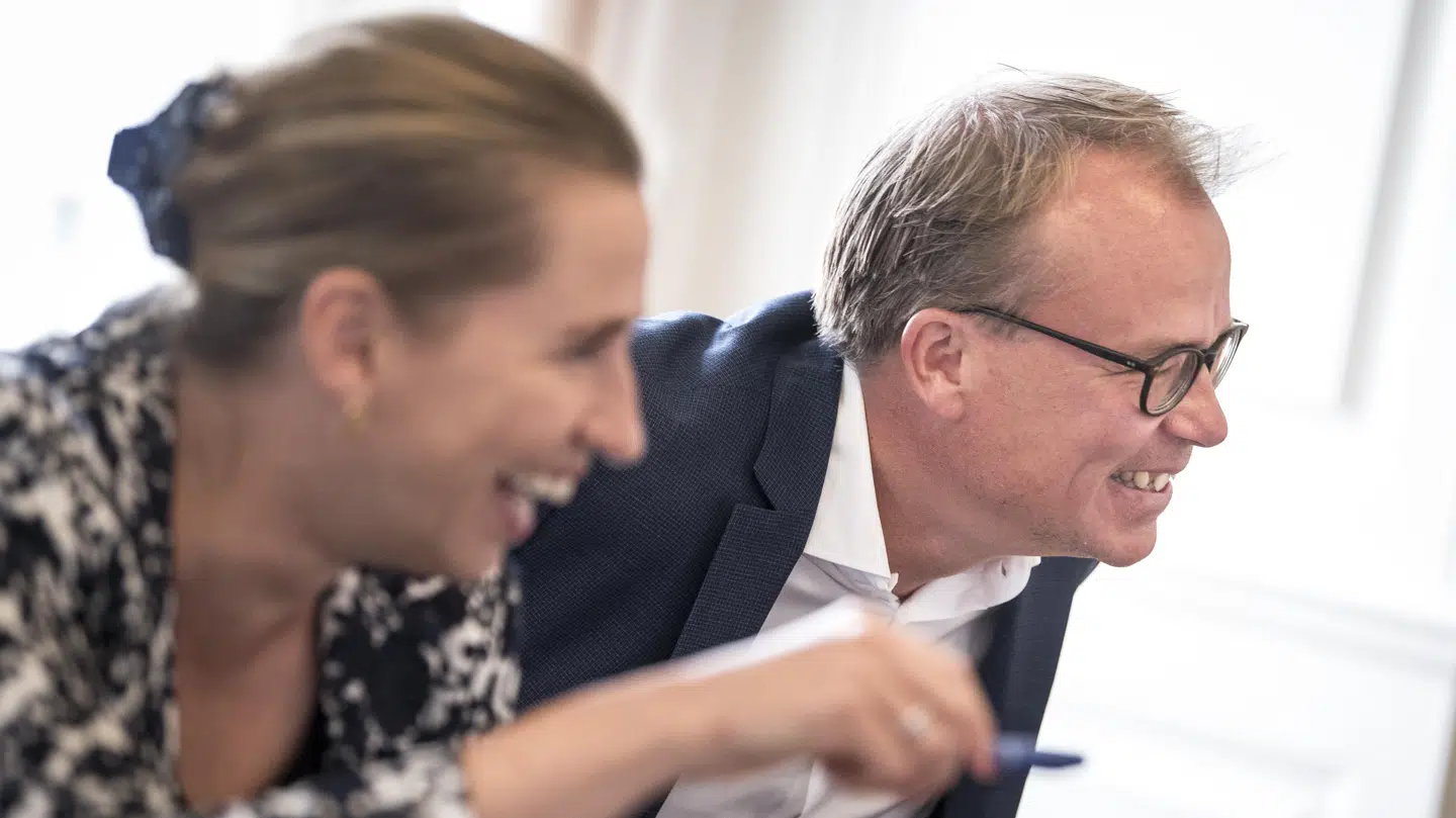 (ARKIV) Statsminister Mette Frederiksen (S) flankeret af Martin Rossen under møde om værdig tilbagetrækning i Statsministeriet, torsdag den 8. august 2019. Statsministerens særlige rådgiver, Martin Rossen, er undtaget et lønloft. Det undrer medlemmer af Folketingets Præsidium. Kritikken afvises af S. Det skriver Ritzau, fredag den 16. august 2019.. (Foto: Mads Claus Rasmussen/Ritzau Scanpix)