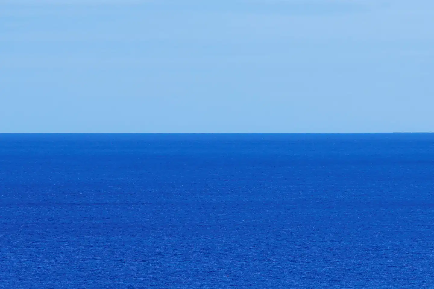 Havene er en vigtig allieret i kampen mod klimaforandringer, understreger Greenpeace og andre ngo'er efter en ny rapport fra FN's Klimapanel (IPCC) om havene og Jordens frosne områder. Et sundt hav kan optage store mængder kulstof, påpeger miljøorganisationen. På billedet Stillehavet, set fra Miyako i Japan, 24. september 2019. Peter Cziborra / Reuters/Reuters