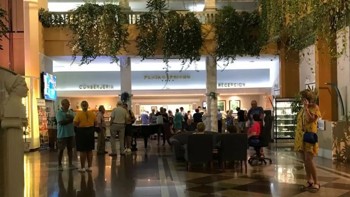 Her ses lobbyen på hotel Playacapricho hvor Sanne og Flemming Gravesen er fanget, da de ikke må komme ind på deres hotelværelser.