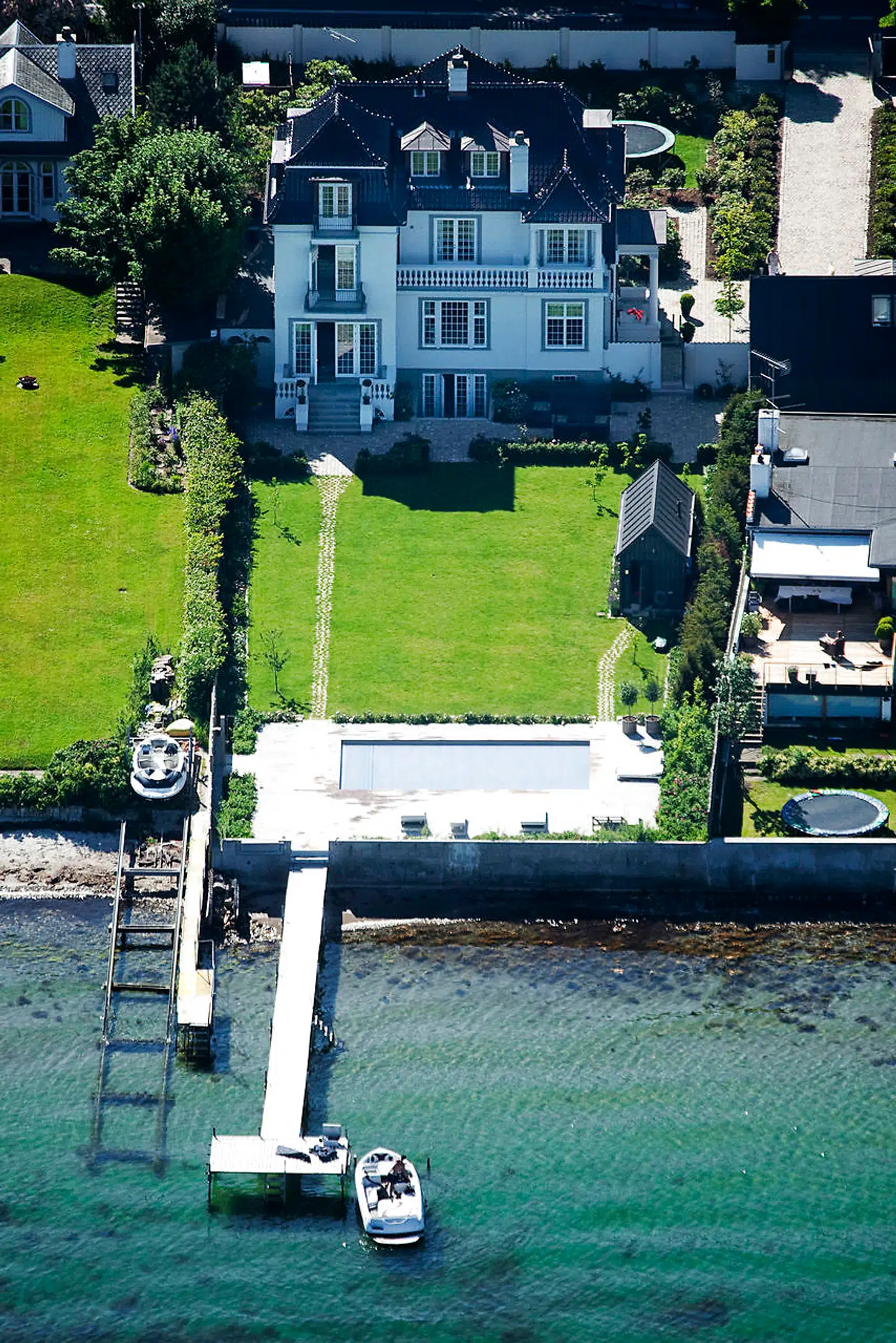 I 2016 solgte Peter Warnøe sin dyre villa på Taarbæk Strandvej 24 for 65 millioner kroner. Alligevel havde han brug for at låne penge fra sit firma, har han forklaret.