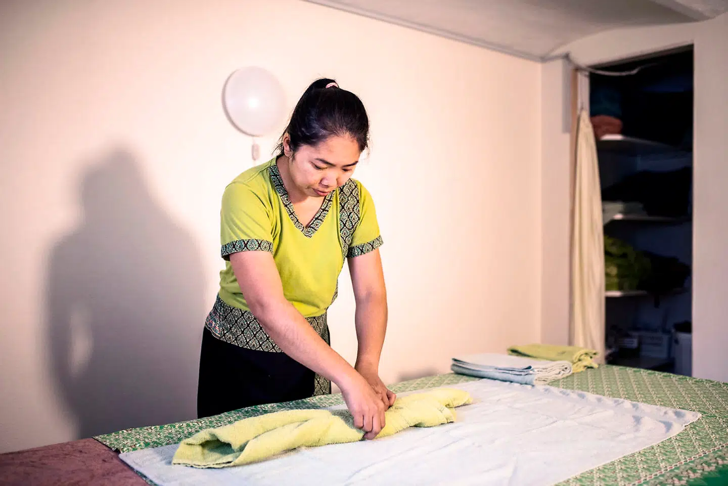 Chantana Manomai gør meget ud af at være professionel, så hun skifter altid til sin uniform, før hun får kunder. Hun har heller aldrig fortalt sin kunder om hendes kamp for at få sin søn til Danmark.