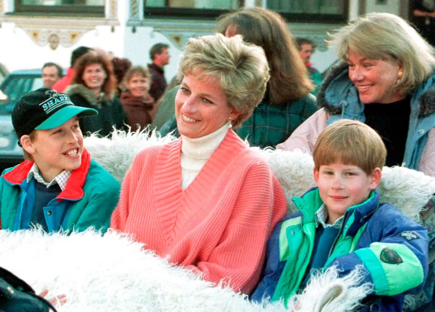 Prinsesse Diana fotograferet i 1997 sammen med sønnerne William og Harry - tre år inden dødsulykken.