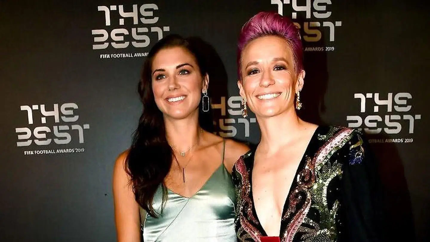 Alex Morgan (tv.) og Megan Rapinoe (th.) på den røde løber.