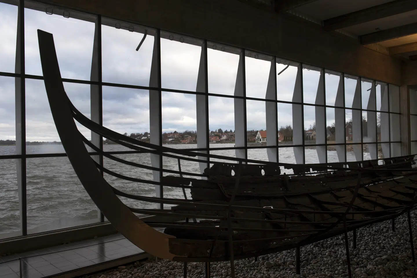 Vikingeskibshallen har i løbet af årene vist sig at være skrøbelig, og tilstanden på de i forvejen svækkede facader samt taget er blevet yderligere forværret af de senere års stormfloder. (Arkivfoto). Linda Kastrup/Ritzau Scanpix