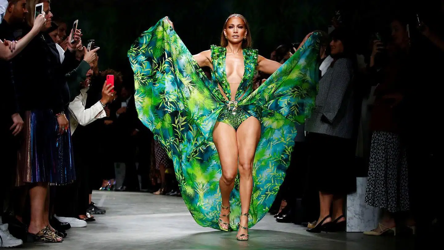 Jennifer Lopez blev fredag mødt af klapsalver og hyldestråb, da hun som afslutning på Versaces modeshow i Milano trådte ud på catwalken i denne sag, der tydeligt er inspireret af den kjole, hun bar for 19 år siden.