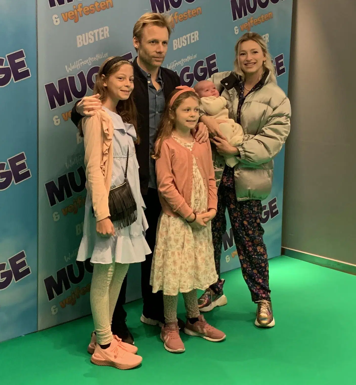 Mikael Wulff med sin hustru Xenia, sønnen Edward og sine to niecer Fiona og Sienna.