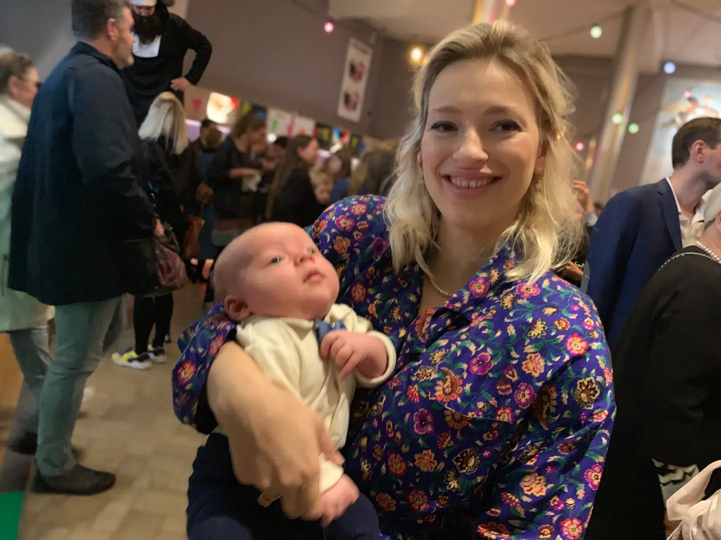 Xenia Emily Telmer i biografen med seks uger gamle Edward.