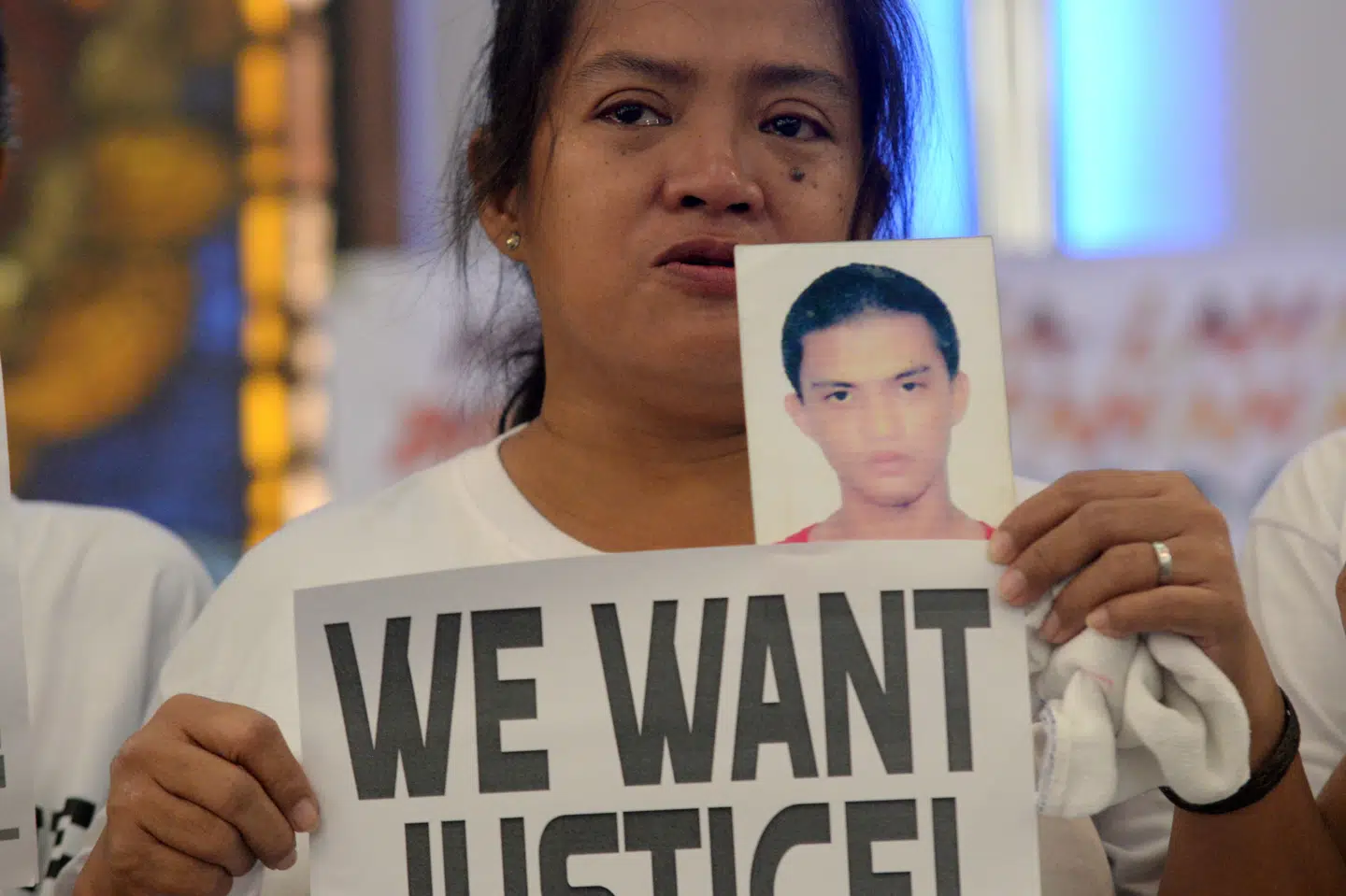 En kvinde, hvis søn blev dræbt af politeit under en indsats vendt mod narkotika i Filippinerne, kræver at få at vide, hvad der skete. (Arkivfoto) Erik De Castro/Reuters