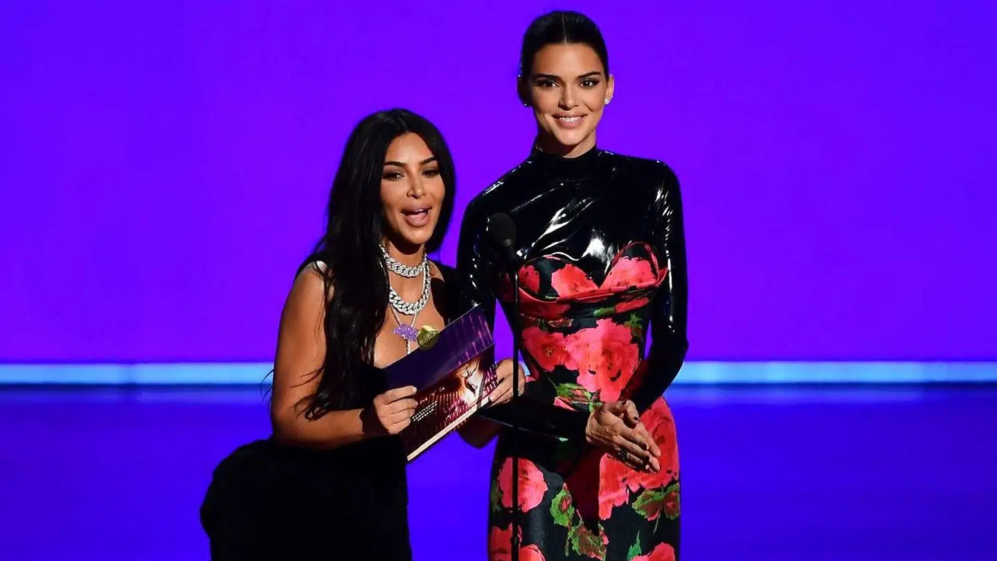 Kim Kardashian (tv.) og Kendall Jenner nåede kun at være på scenen i få sekunder, før hele salen grinede ad dem. (Foto: Scanpix / Frederic J. BROWN / AFP)