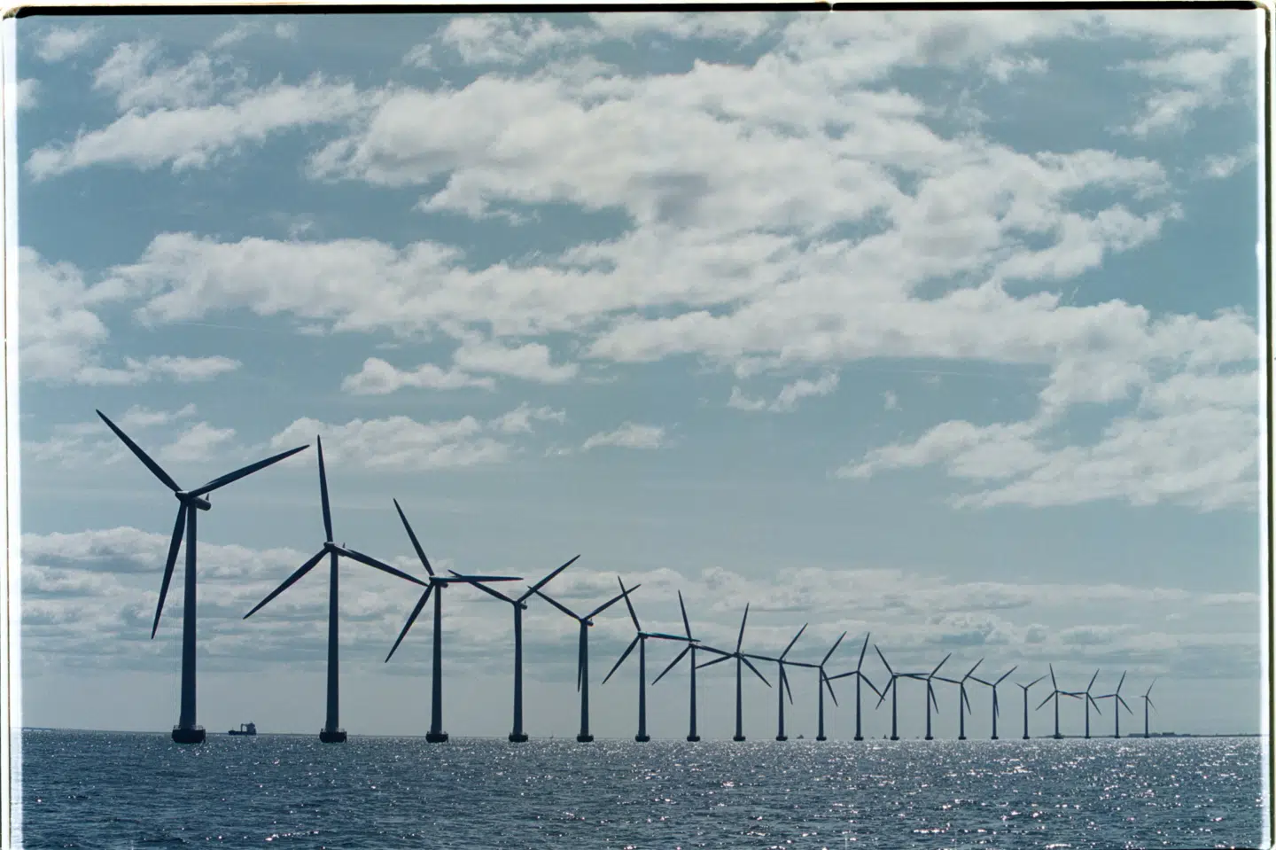 Den danske pensionssektor vil hjælpe regeringen med at nå målet om en markant reducering af udledning af drivhusgasser. 350 milliarder pensionskroner skal blandt andet investeres i bæredygtig energiinfrastruktur som for eksempel vindmølleparker. (Arkivfoto) Søren Bidstrup/Ritzau Scanpix