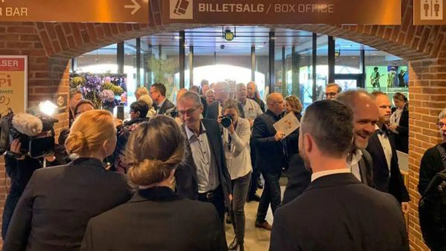Fra venstre: Inger Støjberg, Ellen Trane Nørby og Jakob Ellemann-Jensen tager imod de mange delegerede.