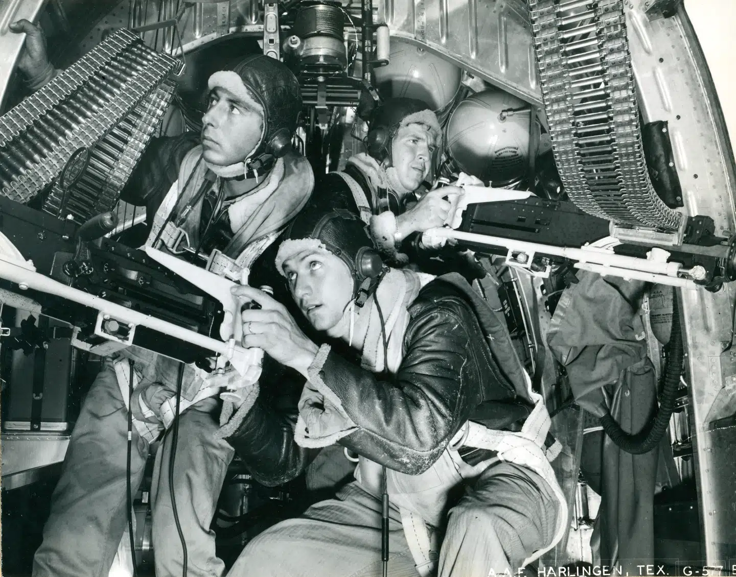 »Under de allieredes bombetogter fløj englænderne om natten og amerikanerne om dagen. Dagflyvning var langt det farligste, da flyene jo tit kunne ses med det blotte øje. Derfor var der også meget store tab på de togter, hvor der sagtens kunne være flere end to hundrede fly i formationen. Det har været som en sardindåse at flyve i, så det har bestemt ikke været sjovt for folkene ombord,« siger Michael Skovgaard Rasmussen.