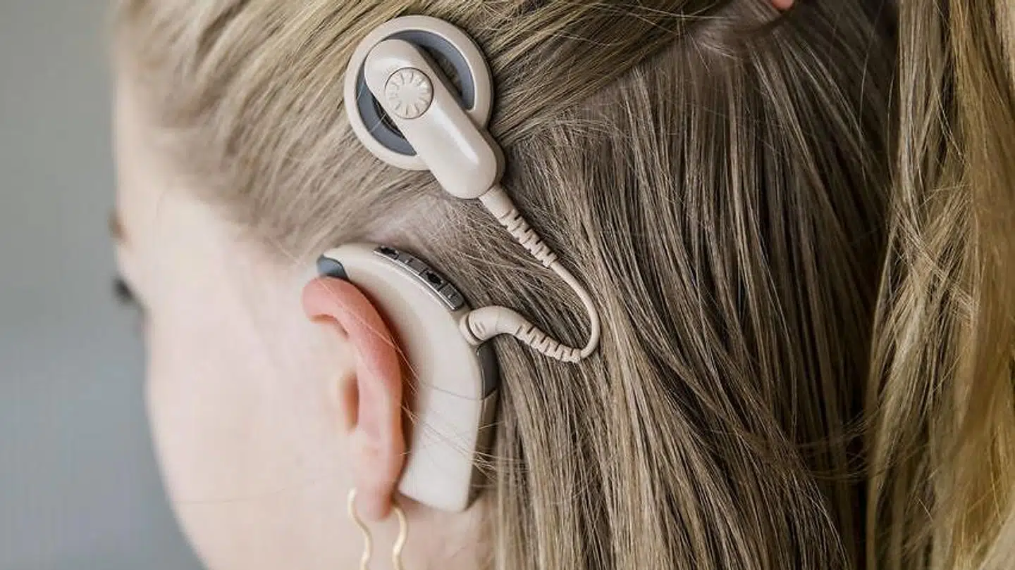 Lova blev født døv, men hendes cochlear implantater hjælper hende til at høre normalt.
