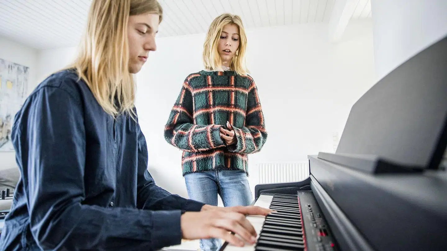 Storebror Linus på 18 år har været en stor inspiration for Lova inden for musikken. Her spiller han klaver, mens Lova synger.