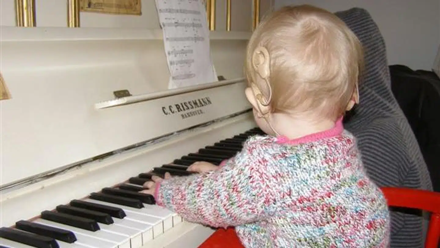 Lova har interesseret sig for musik, siden hun var ganske lille, også selvom hun er født døv.