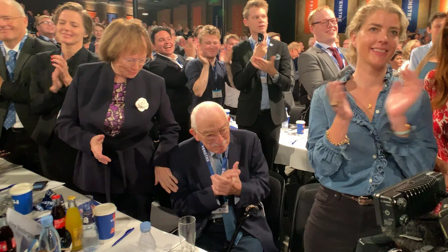 Alice Vestergaard må lige prikke til sin mand, da han er den eneste, der ikke har rejst sig, da sønnen endeligt udnævnes til formand.