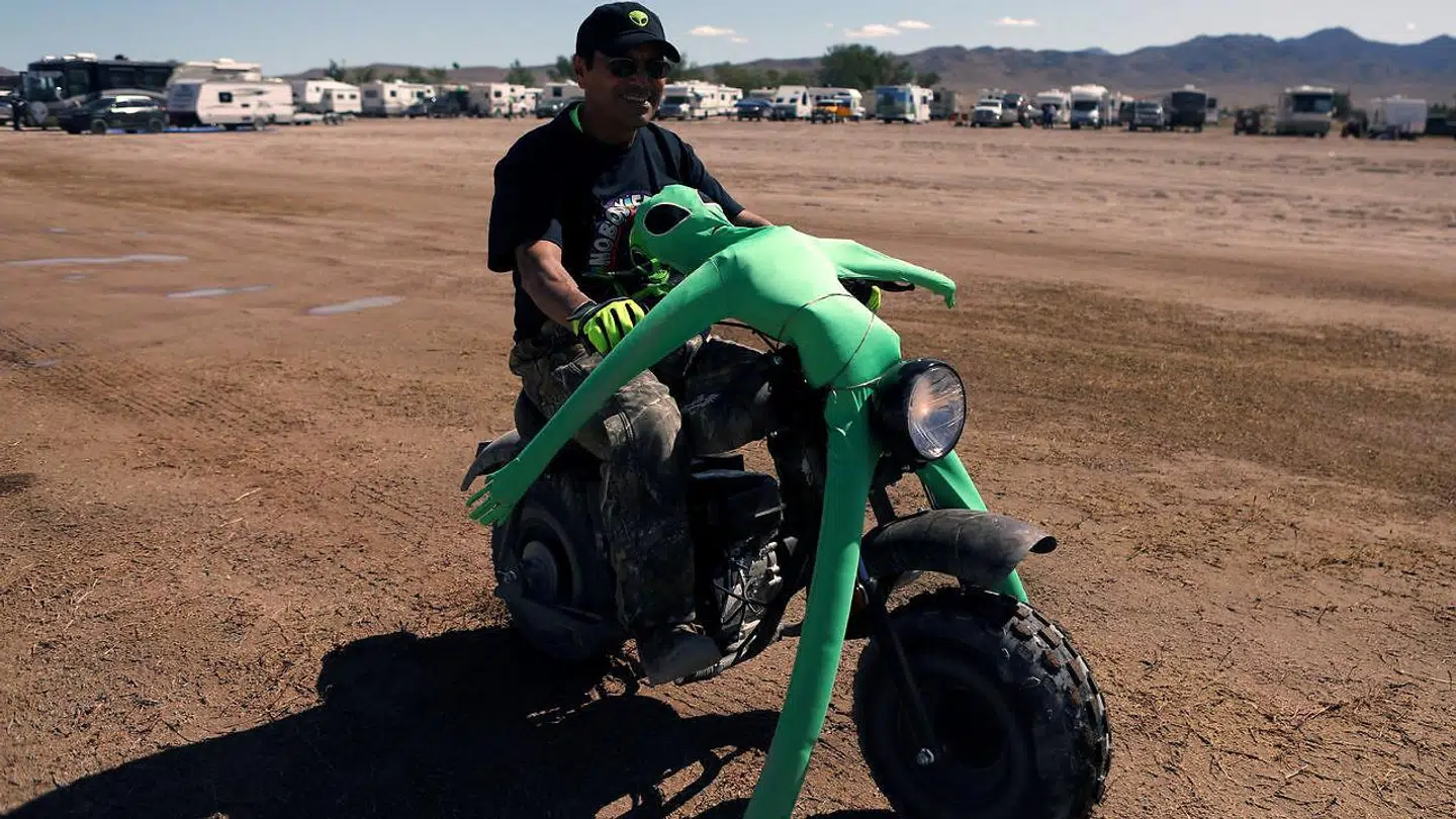 En af de få demonstranter ved Area 51.