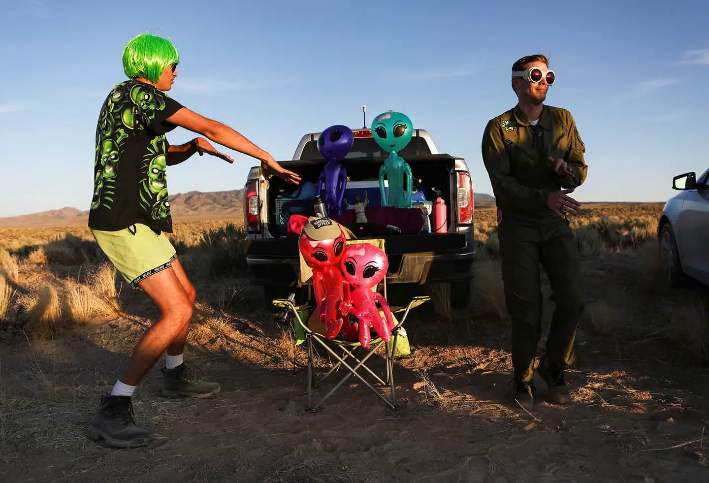 To mænd danser ved Area 51.