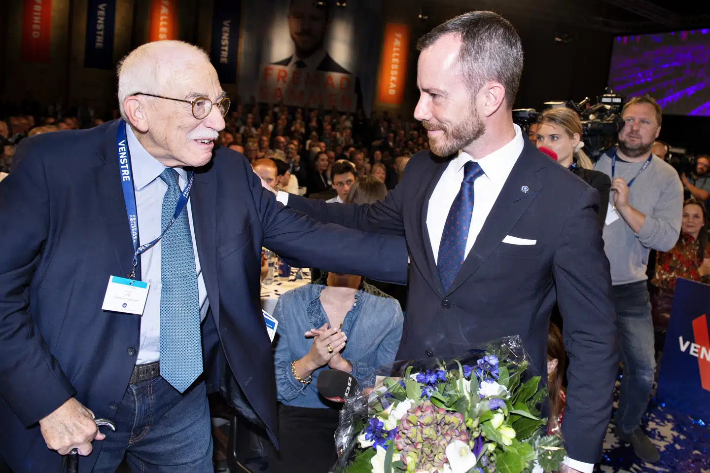 Jakob Ellemann-Jensen med sin far Uffe Ellemann-Jensen efter valget til formand ved Venstres ekstraordinære landsmøde. Henning Bagger/Ritzau Scanpix