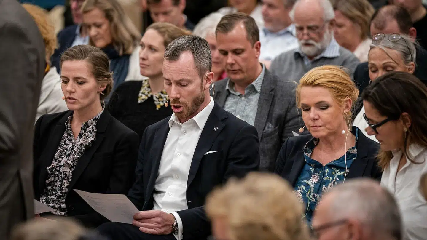 Ellen Trane Nørby (V), Jakob Ellemann-Jensen (V) og Inger Støjberg (V) synger en sang til vælgermødet på Lyngby Gymnasium, tirsdag den 17. september 2019. Formands- og næstformandskandidaterne i Venstre besøger frem mod det ekstraordinære landsmøde den 21. september de forskellige regioner for at møde medlemmerne.. (Foto: Niels Christian Vilmann/Ritzau Scanpix)