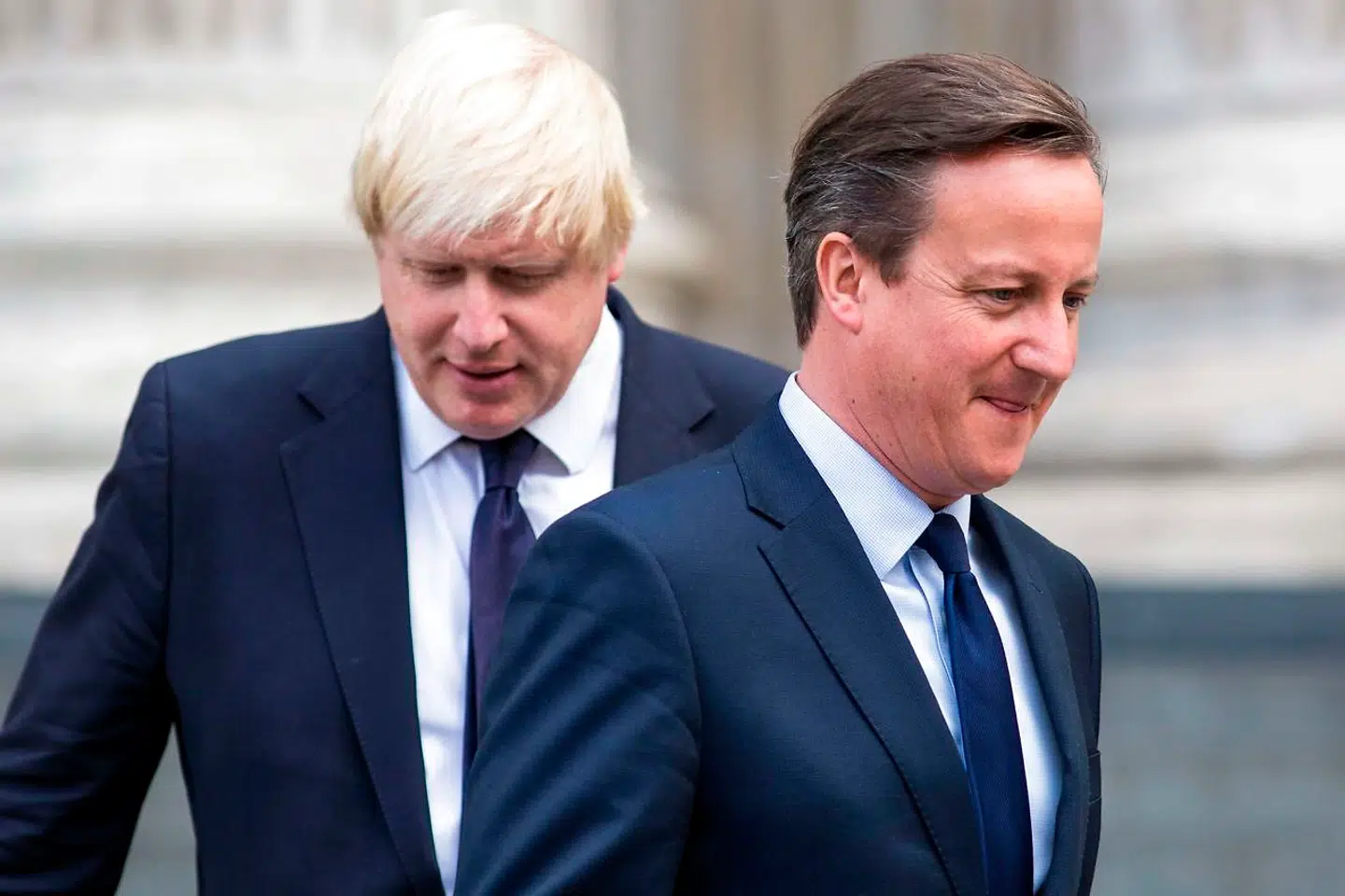 Storbritanniens nuværende premierminister, Boris Johnson (bagerst), og landets tidligere premierminister, David Cameron (forrest).
