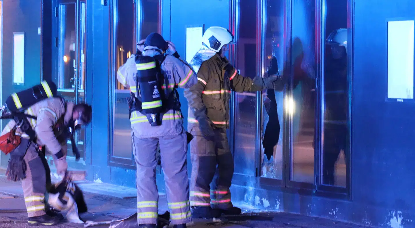 Brandvæsnet har natten igennem været til stede på Cafe Vik i Vanløse, hvor der natten til fredag udbrød brand.