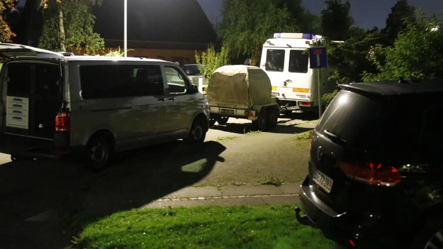 Eksplosionen fandt sted ved en parkeret bil foran en villa på denne villavej.