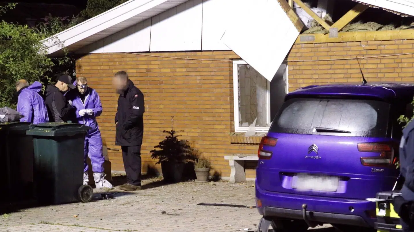 Gavlen på huset har også taget skade af eksplosionen.