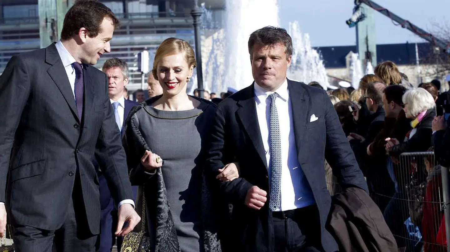 Peter Warnøe med Rose Gad, da de ankommer til tvillingernes barnedåb.