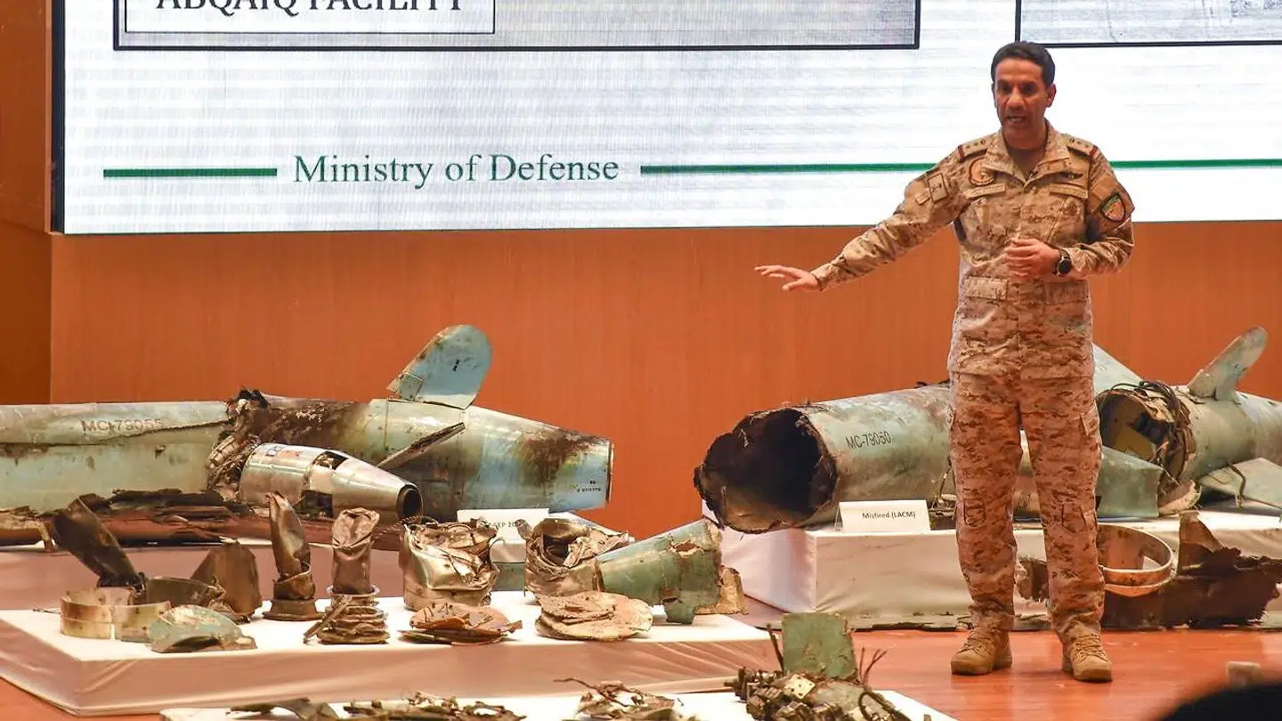 Saudiarabien fremlagde onsdag beviser for, at Iran står bag lørdagens angreb mod to oliefelter.