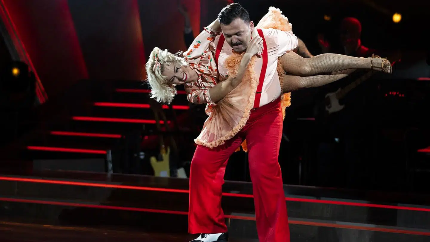 Tv-kokken Umut Sakarya og Jenna Bagge gav den gas til årets første dans, men det var langtfra nok til at imponere dommerne, som alle gav dem bundkarakteren 1. (Foto: Martin Sylvest/Ritzau Scanpix)